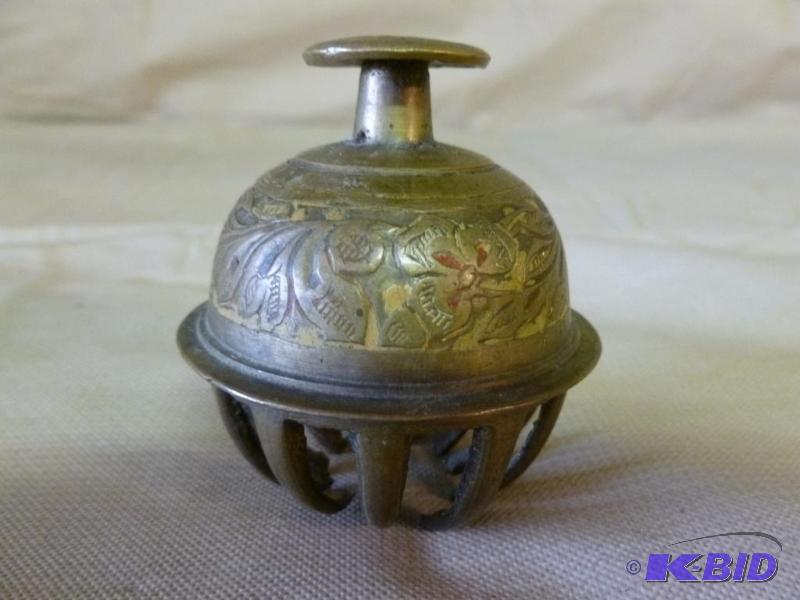 lot 44 image: Vintage etched cast brass&nbspfinger dinner ...