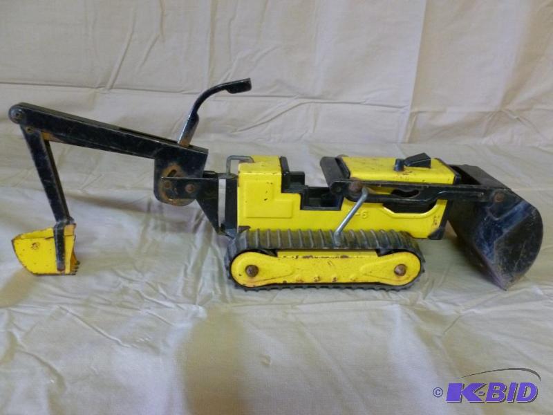 lot 49 image: Vintage Tonka T-6 metal backhoe tractor with ...
