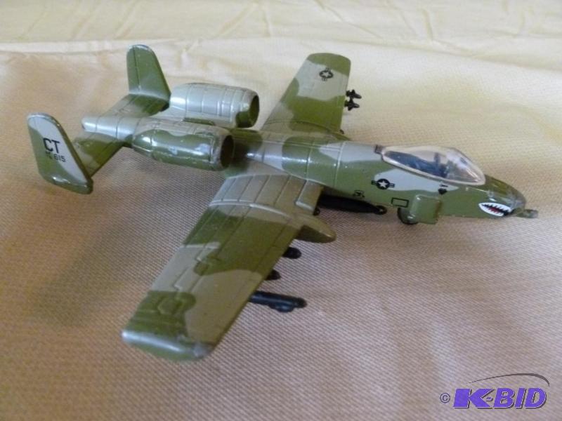 lot 51 image: Collectible A-10 Thunderbolt II die cast meta...