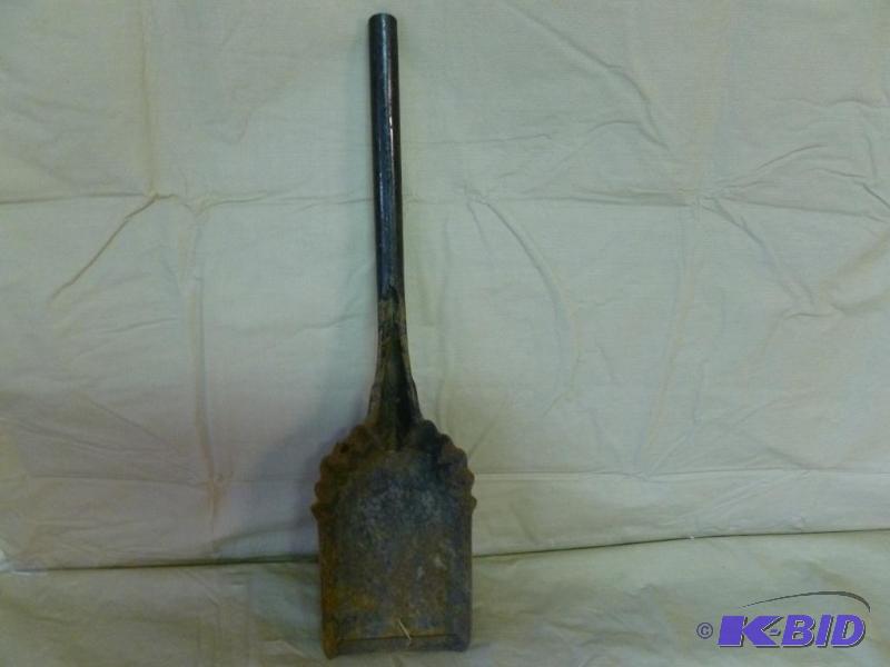 lot 89 image: Vintage metal coal shovel, measures 19" ...