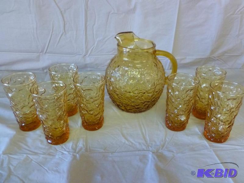 lot 98 image: Nice 8pc. glass beverage set that includes a ...