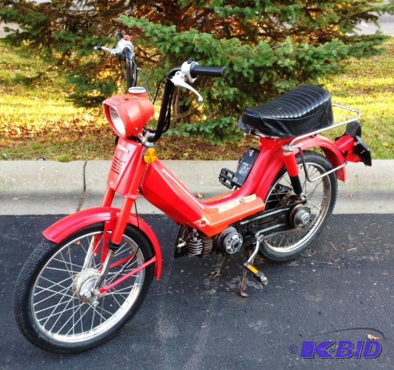 lot 9 image: Red Honda Classic Moped  Scooter