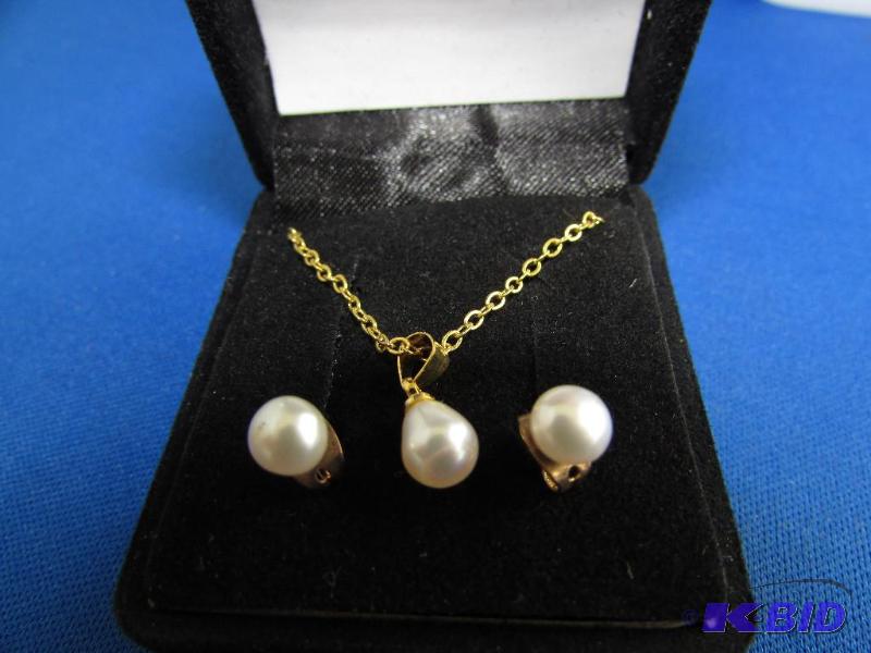 Earring and Necklace Set, 14KT plated. do not...