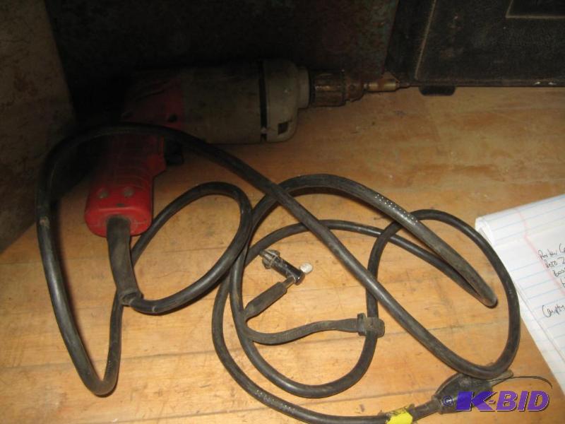 lot 32 image: Power Drill and Shop Vac