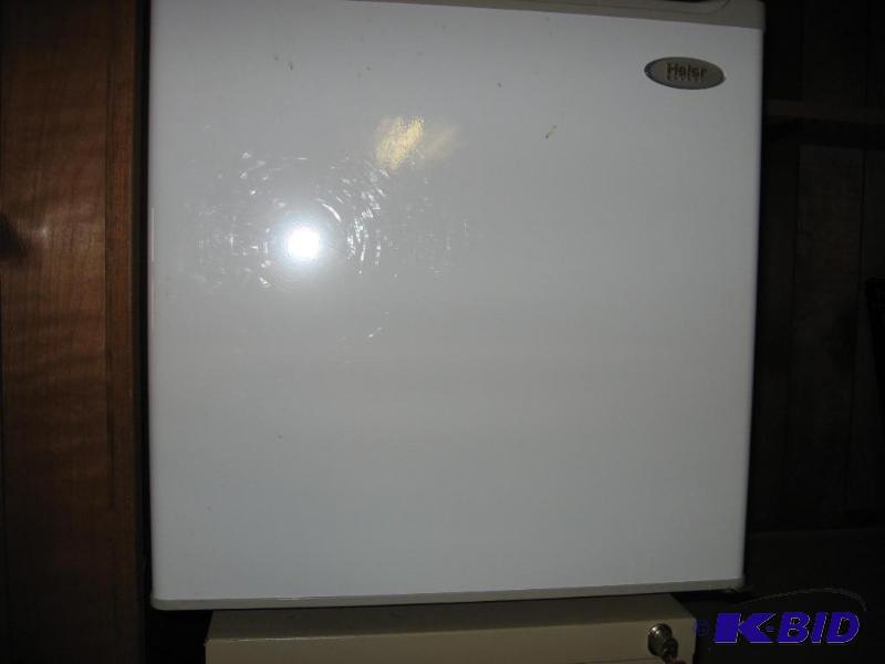 lot 69 image: Dorm or Office Refrigerator