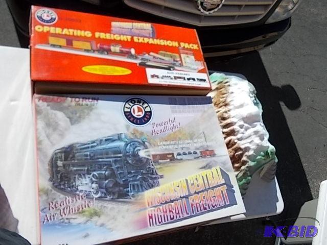 lot 36 image: Lionel 0 Gauge Train Set With Expansion Pack ...