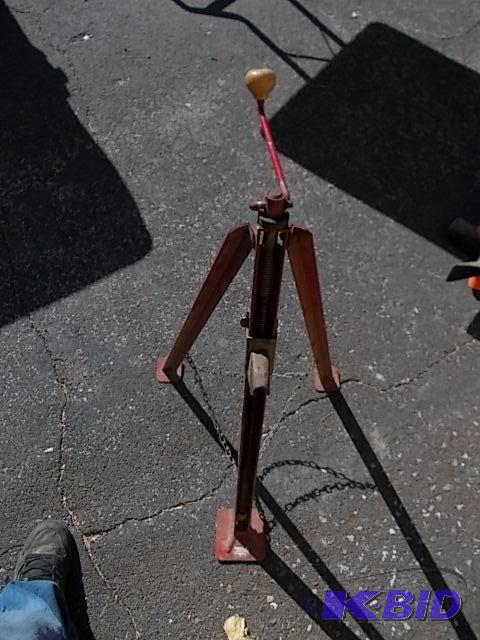 lot 44 image: Allstate Tripod Bumper&nbspJack...