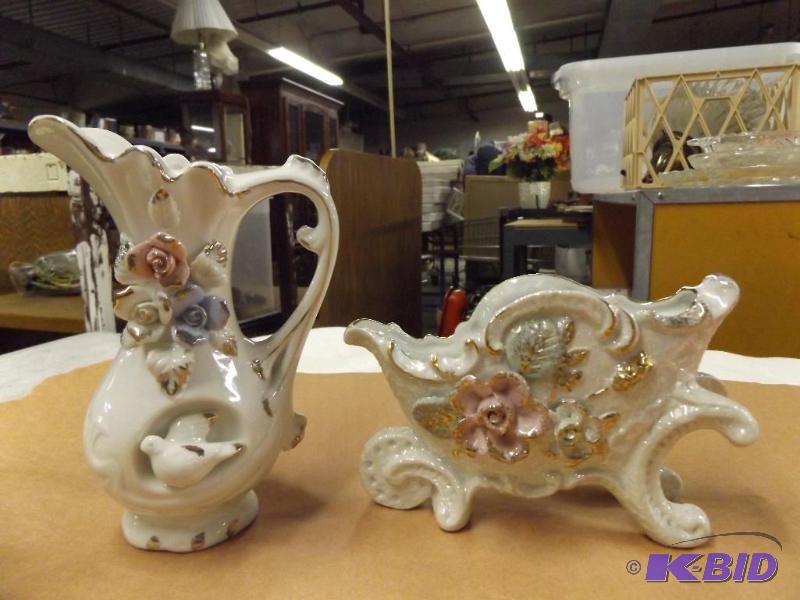 Two decorative pieces, vaseplanter...