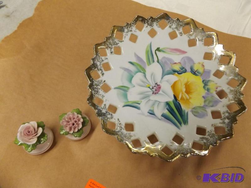 Decorative pedestal dish and two small flower...