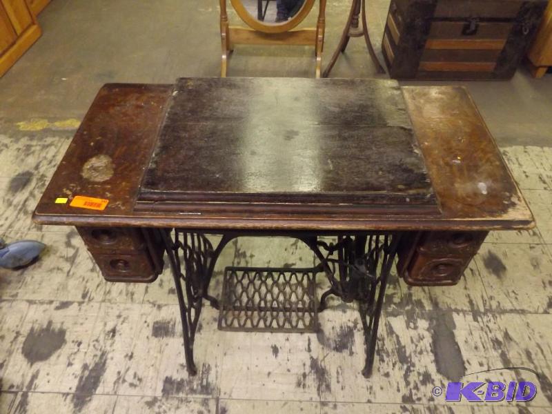 Vintage Singer Sewing Machine, some accessori...