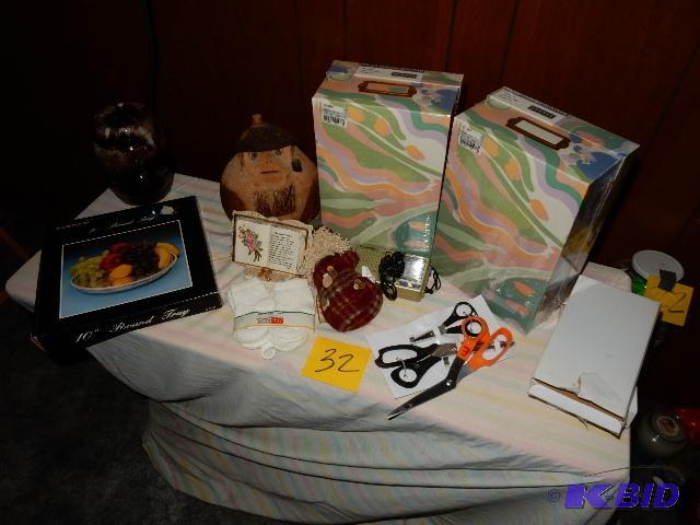 lot 32 image: Misc. decorative and creative items as pictur...