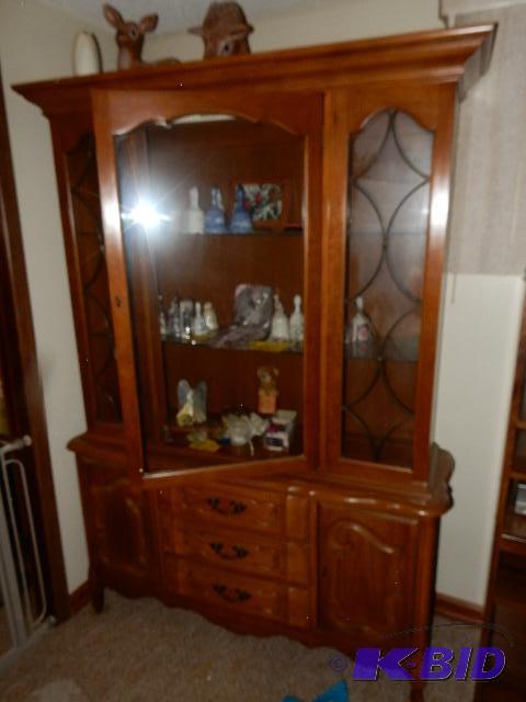 lot 5 image: Hutch, nothing inside or on shelves included....