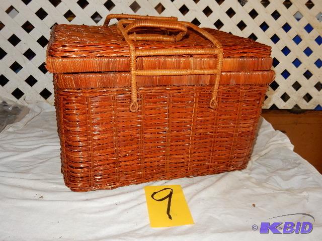 lot 9 image: Wicker picnic basket...