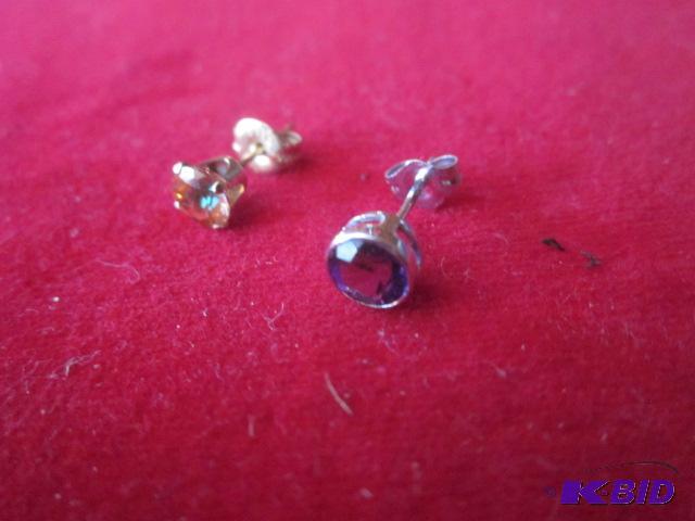Two none matching earrings, both are marked 1...