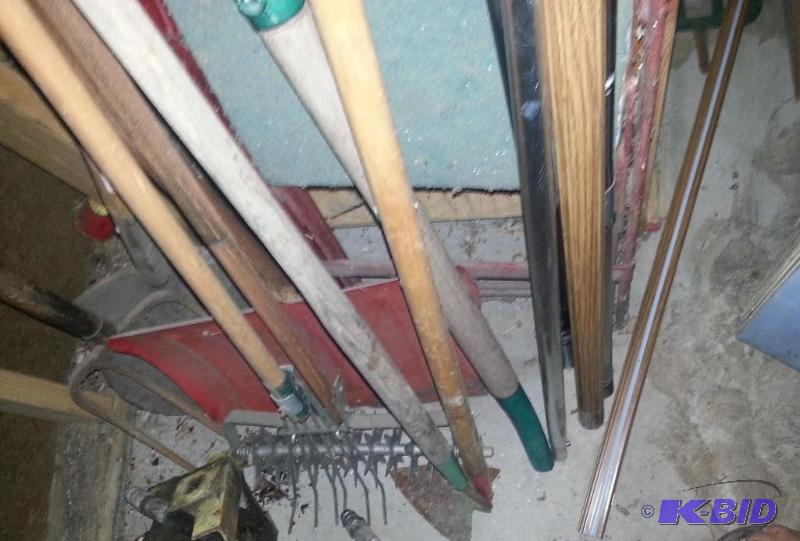 lot 18 image: Garden Tools