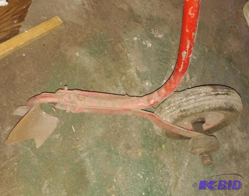 lot 19 image: Plow