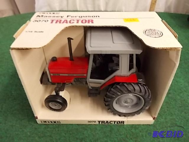lot 22 image: Ertl 116 Massey Ferguson 3070 Tractor...