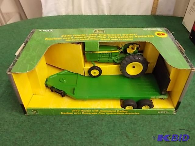 lot 27 image: Ertl&nbsp116 JD 2440 Tractor With Implement...