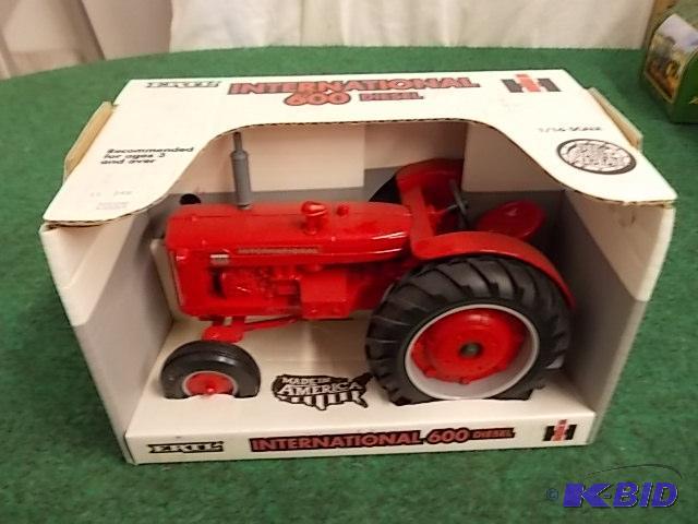 lot 41 image: Ertl&nbsp116 International 600 Diesel Tract...
