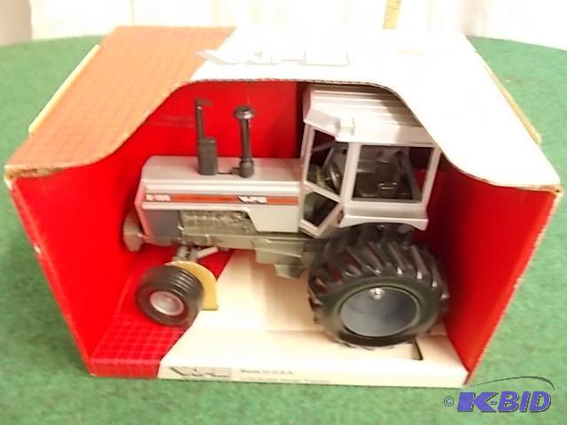 lot 44 image: Ertl 116 White Farm Equipment 2-55 Tractor...
