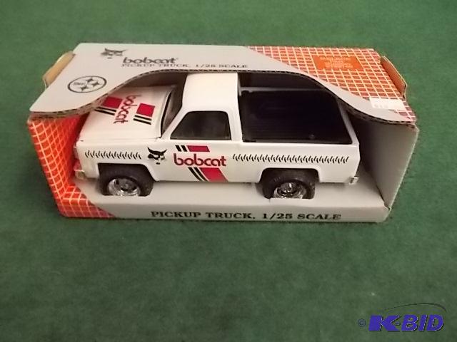 lot 46 image: Melroe&nbsp125 Bobcat Pickup Truck...