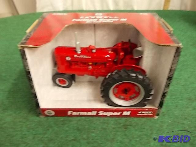 lot 55 image: Ertl&nbsp116 McCormick Farmall&nbspSuper M...