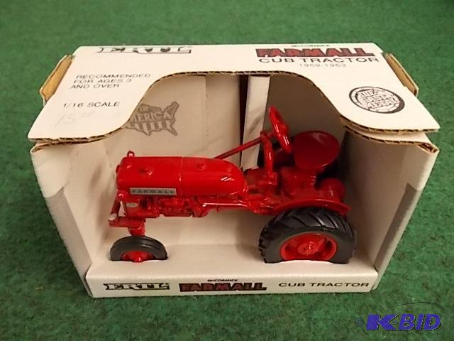 lot 58 image: Ertl&nbsp116 McCormick Farmall&nbspCub Tra...