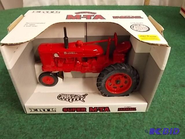 lot 59 image: Ertl&nbsp116 McCormick Farmall Super M-TA&n...