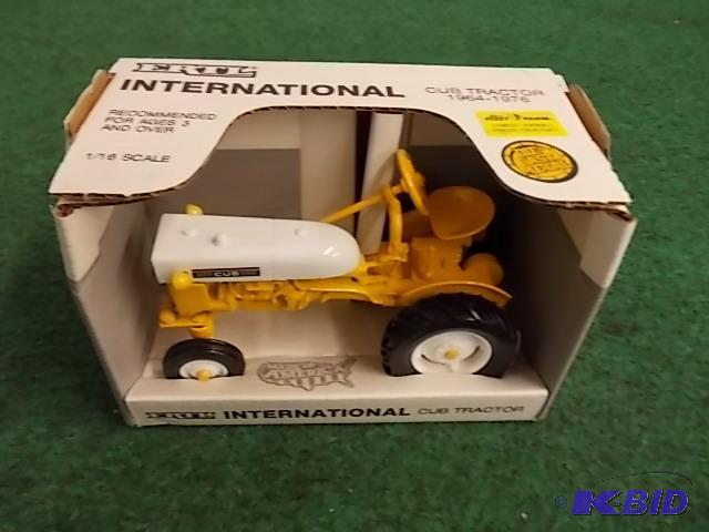 lot 64 image: Ertl 116 International Cub Tractor...