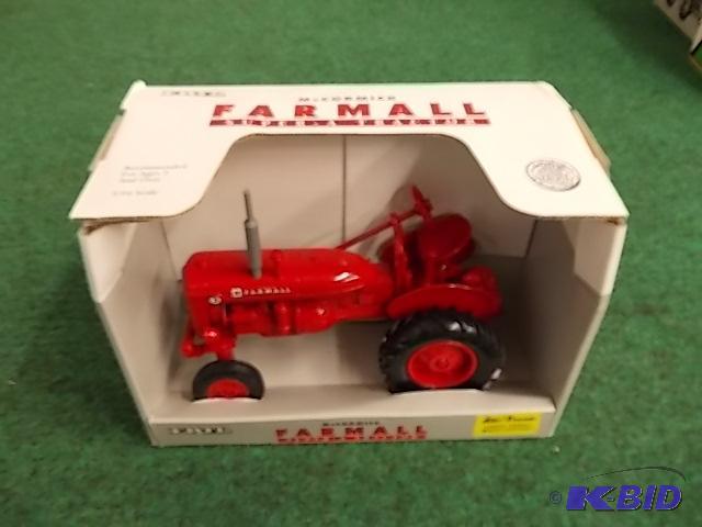 lot 69 image: Ertl 116 McCormick Farmall Super-A Tractor...