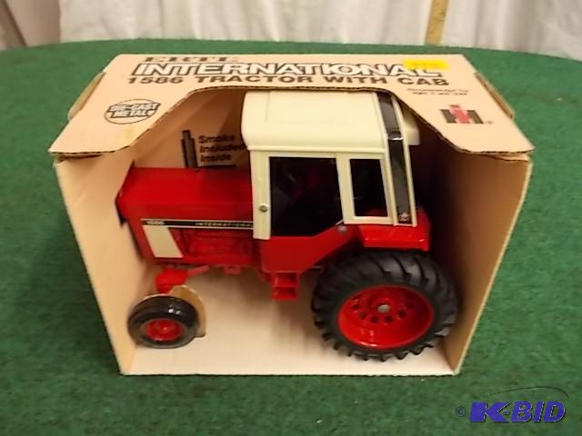 lot 77 image: Ertl&nbsp116 International 1586 Tractor Wit...