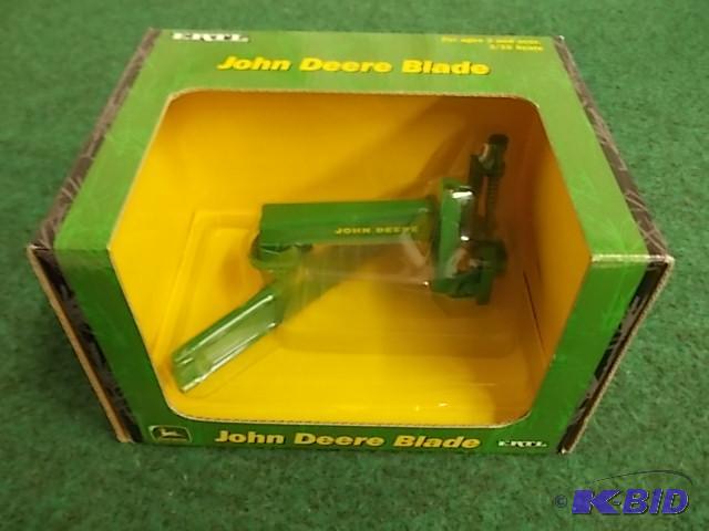 lot 92 image: Ertl&nbsp116 JD Blade...