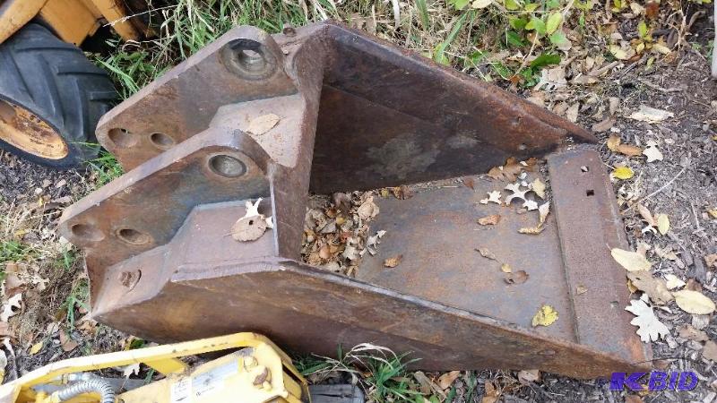 lot 27 image: Excavator bucket. aprox 32 inches.