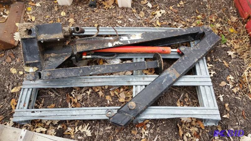 lot 35 image: Hydraulic truck lift, jack.  Great for the service truck or modify it and pull engines etc.