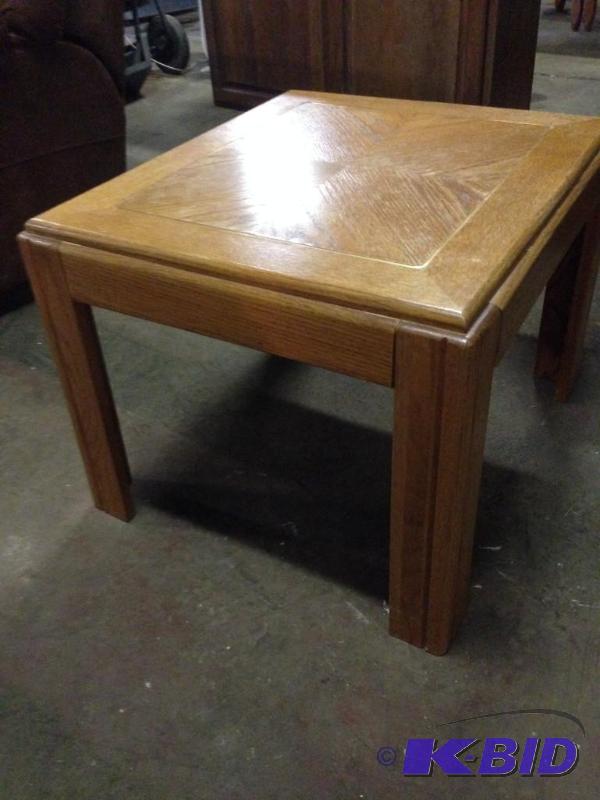 lot 42 image: End Table 23" X 23" 19&quottall on...