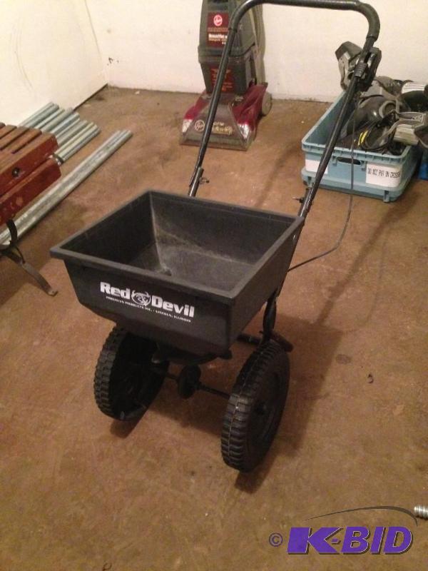lot 9 image: Red Devil Push Spreader Spins...