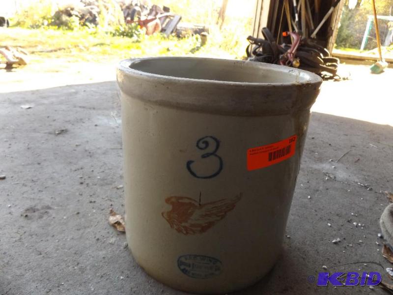 3 gallon red wing crock, cracked and looks to...