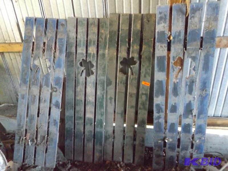 2 blue shutters 2 green shutters each has a 4...