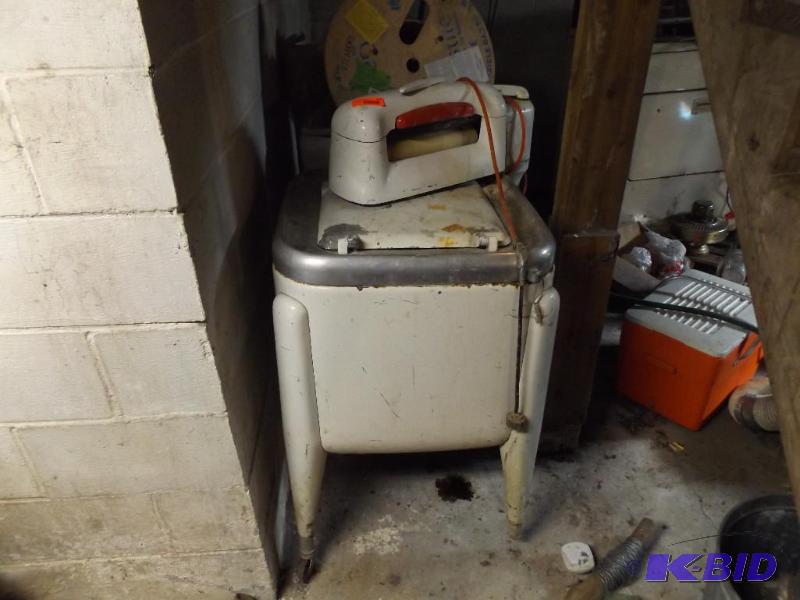 Antique Washing MachineTHis Item is in the ba...