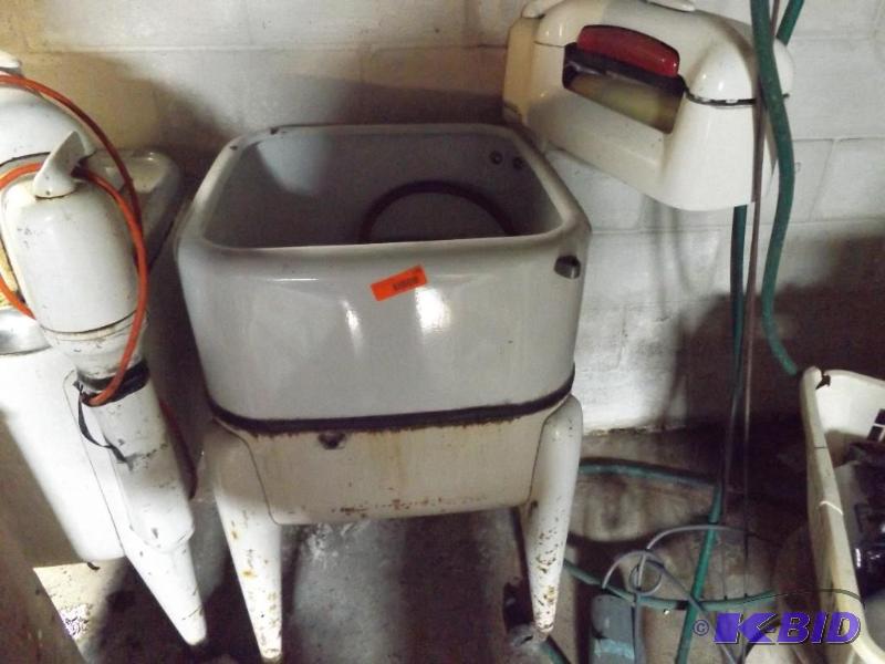 Antique Washer Tub with ringerTHis Item is in...