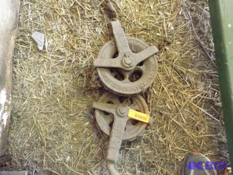 Two old metal pulley, Direct differential one...