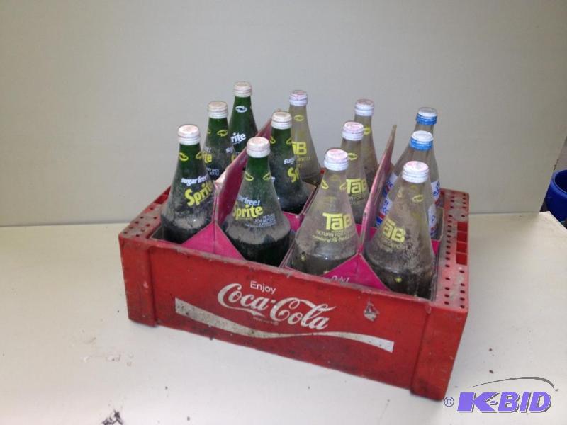 lot 114 image: Vintage Coke Crate  32 oz. Bottles&nbsp...