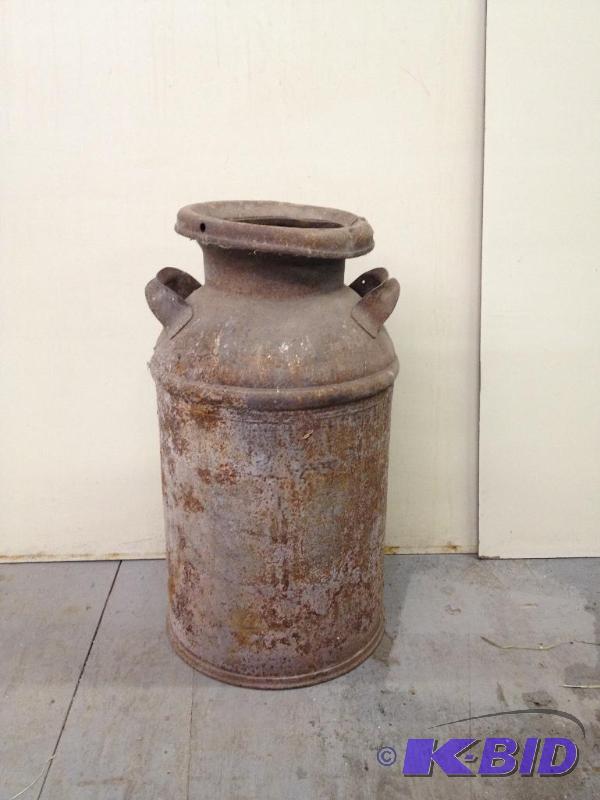 lot 16 image: Vintage Milk Can