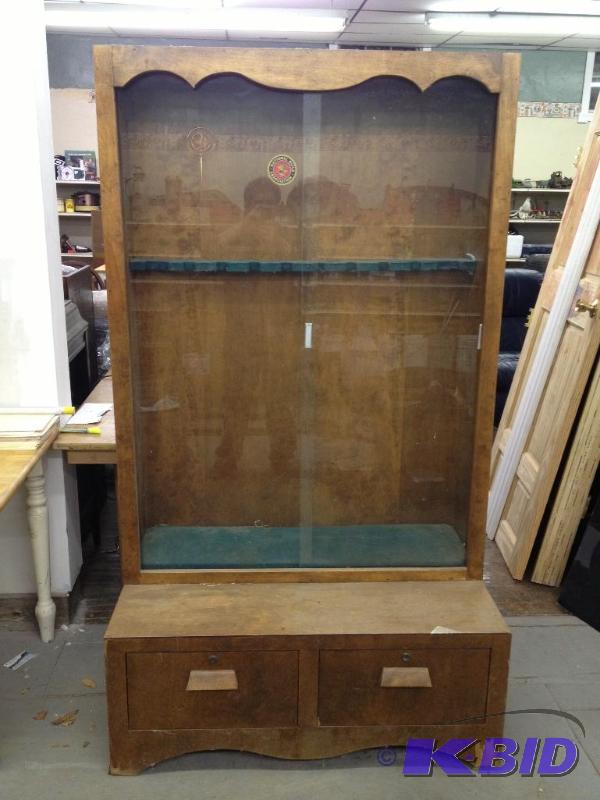 lot 18 image: 8 Slot Gun Cabinet