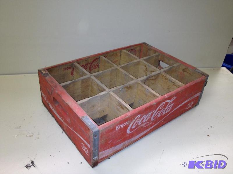lot 185 image: Vintage Coca Cola Crate, Chattanooga 1974...