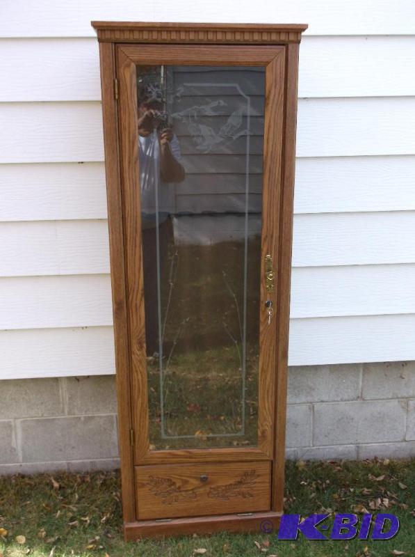 lot 1 image: Nice 6 place locking gun cabinet with underne...