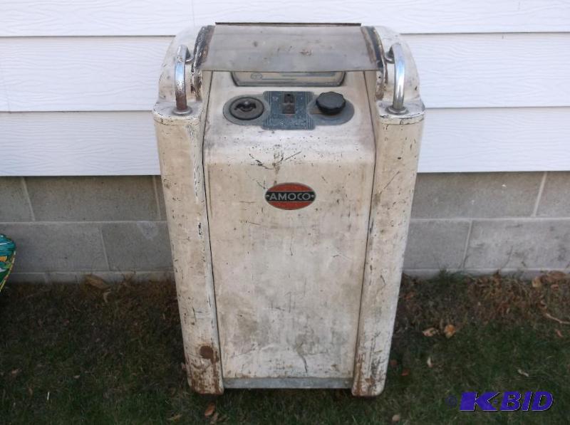 lot 34 image: 1950s Amoco battery charger powers up nice p...