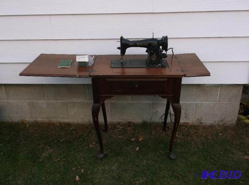 lot 35 image: Vintage Singer sewing machine with cheery fin...