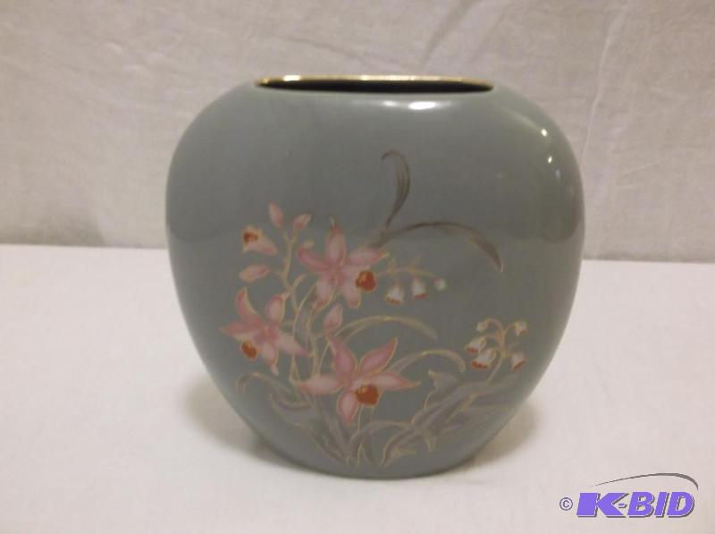 lot 42 image: Beautiful vase measuring 7" W x 7 14&qu...