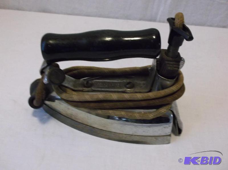 lot 65 image: General Electric Hotpoint iron model R in gre...